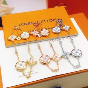 Lv* latest style 🆕🆕 silver chain white mother-of-pearl bracelet