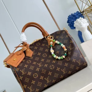 The handbag is based on the classic MonogramAp7800