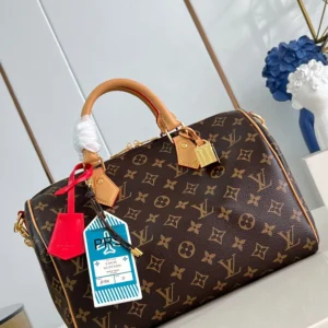 The handbag is based on the classic MonogramAp7800