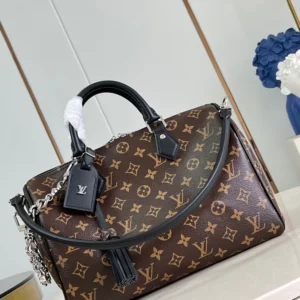 The handbag is based on the classic MonogramAp7800