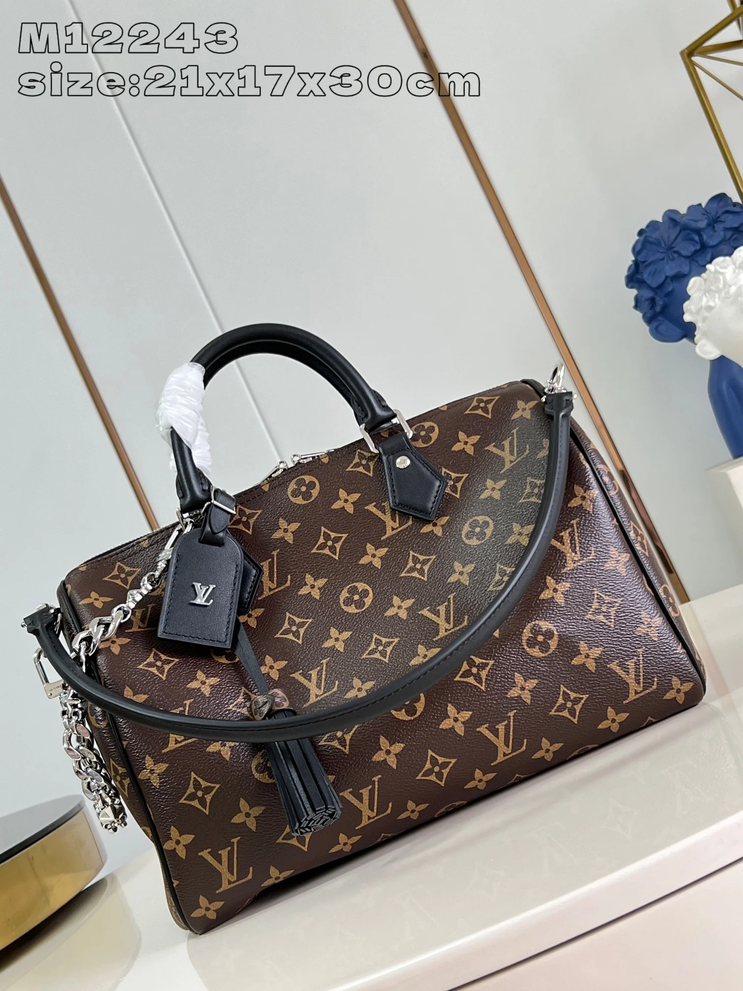 The handbag is based on the classic MonogramAp7800