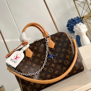 The handbag is based on the classic MonogramAp7800