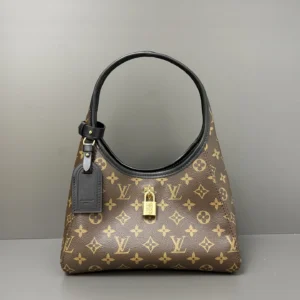 This small Drop handbag is for The M12940