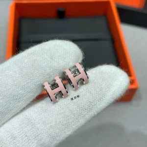 (pink) pair of Hermes mini H Lustrous stud earrings 🍀