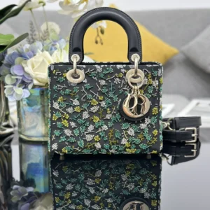 ❤️❤️Lady Dior four squares of embroidered leaf beadsAR6500