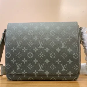 【DISTRICT Small Messenger Bag 】 Gradient Green flower ✨AP6300