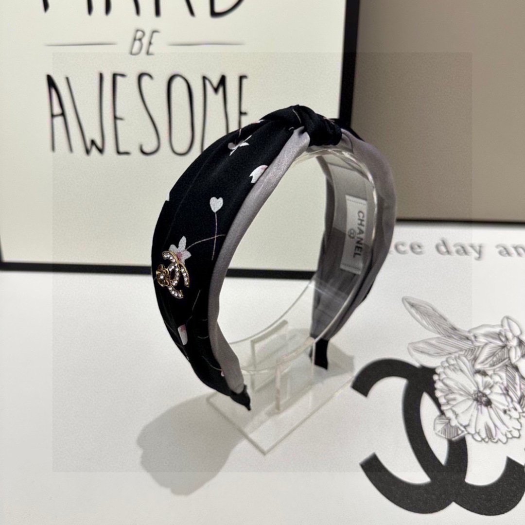 Black & Grey Floral Satin Headband – Knotted Top with Crystal Emblem Detail - 图片 2