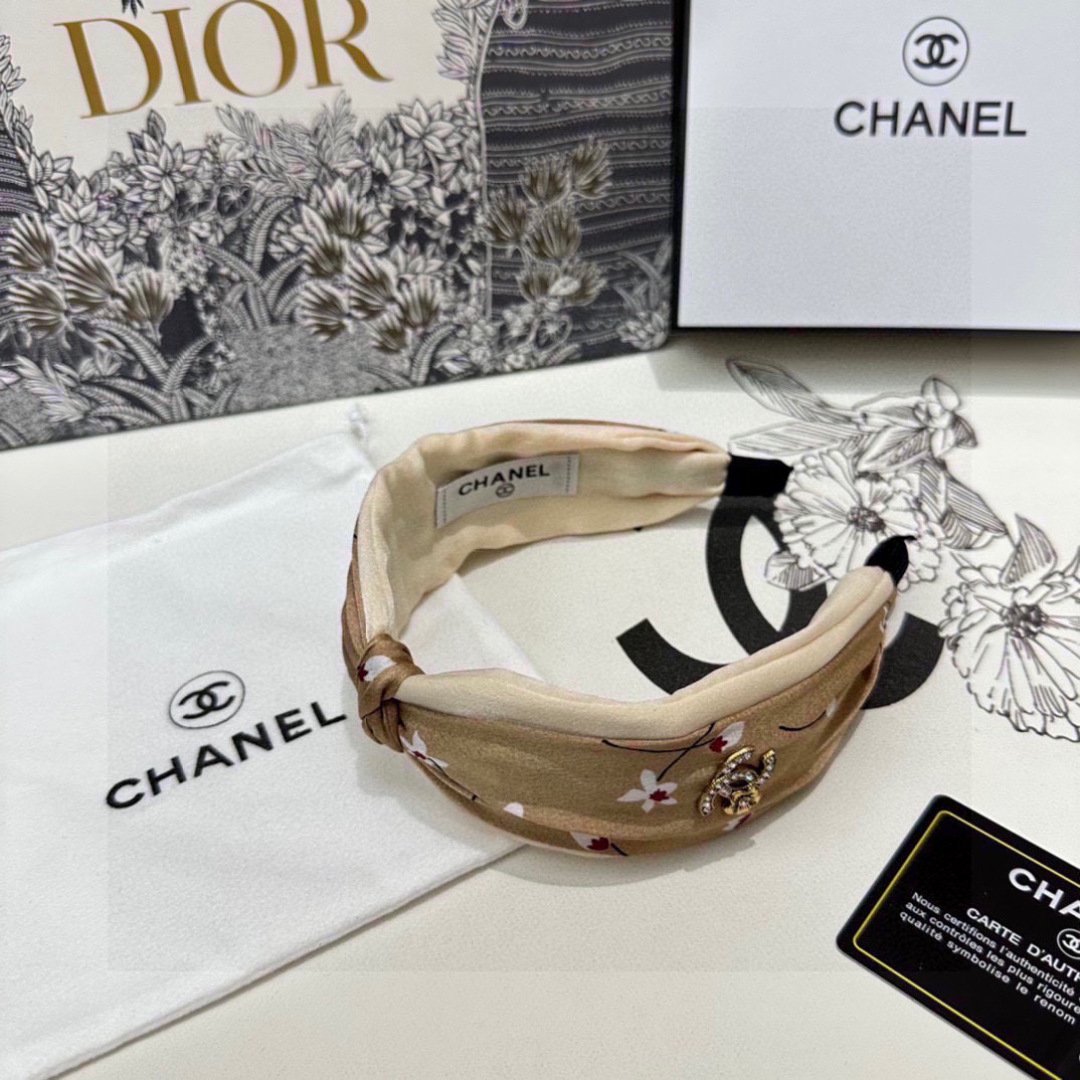 Beige Floral Satin Headband – Knotted Design with Crystal Logo Accent - 图片 3