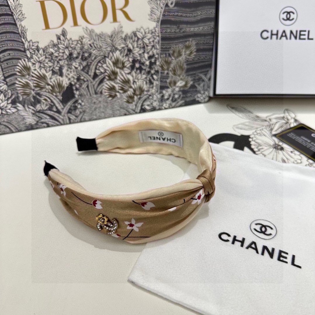 Beige Floral Satin Headband – Knotted Design with Crystal Logo Accent - 图片 4