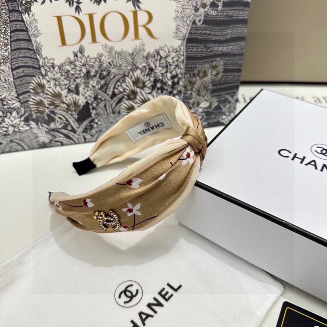 Beige Floral Satin Headband – Knotted Design with Crystal Logo Accent - 图片 5