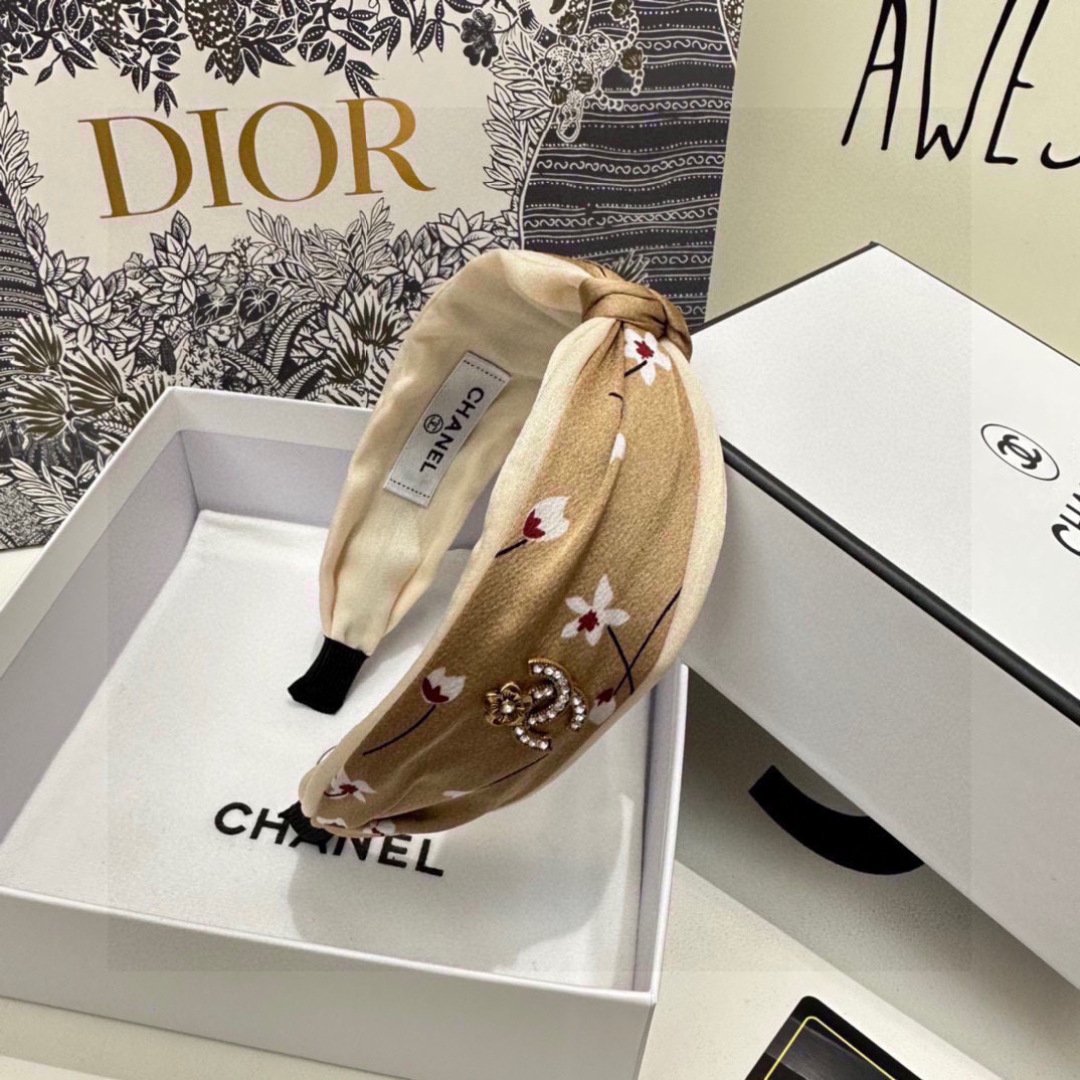 Beige Floral Satin Headband – Knotted Design with Crystal Logo Accent - 图片 7