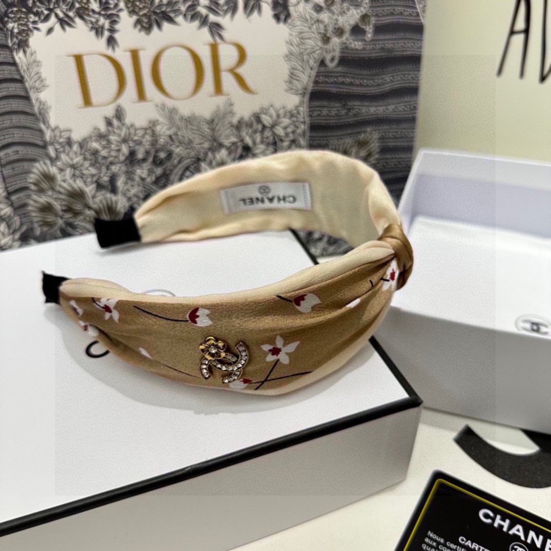 Beige Floral Satin Headband – Knotted Design with Crystal Logo Accent - 图片 8