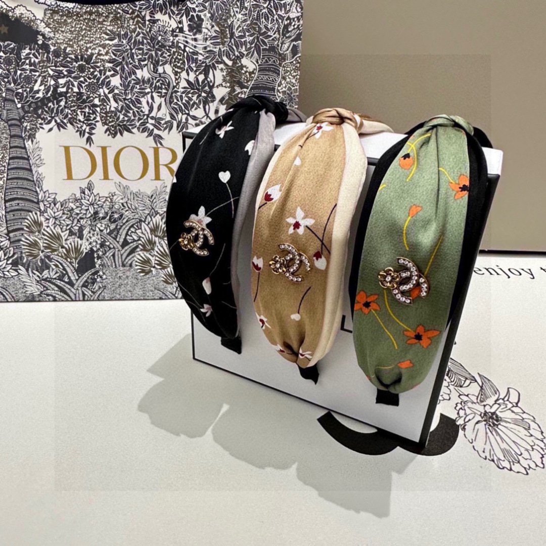 Beige Floral Satin Headband – Knotted Design with Crystal Logo Accent - 图片 9
