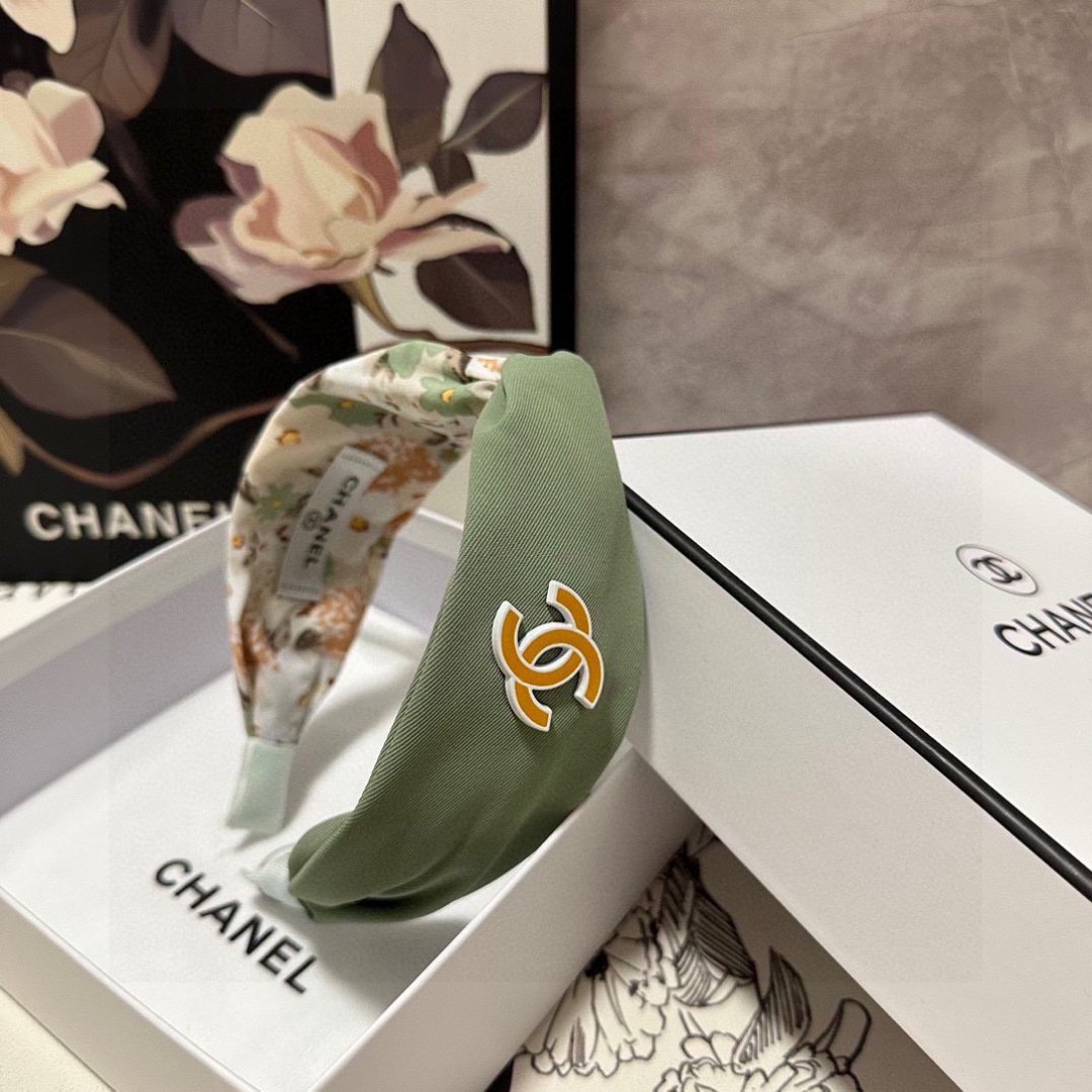 Sage Green & Floral Contrast Headband – Soft Satin Knot with Iconic Logo Detail - 图片 5