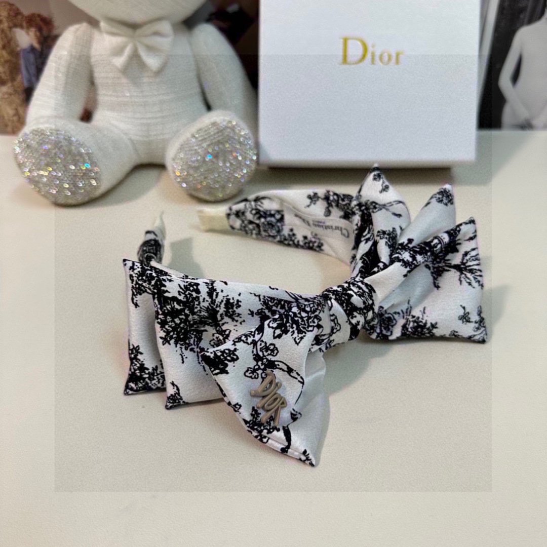 Toile de Jouy Bow Headband – Black & White Satin with Dior-Inspired Detail - 图片 2