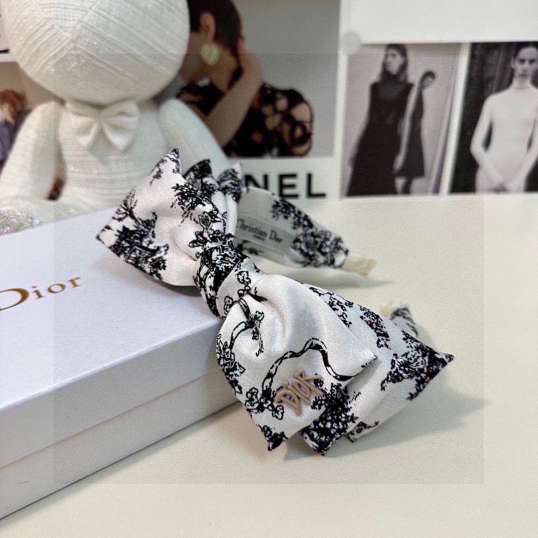 Toile de Jouy Bow Headband – Black & White Satin with Dior-Inspired Detail - 图片 3
