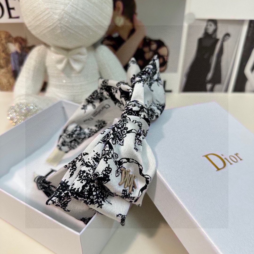 Toile de Jouy Bow Headband – Black & White Satin with Dior-Inspired Detail - 图片 4