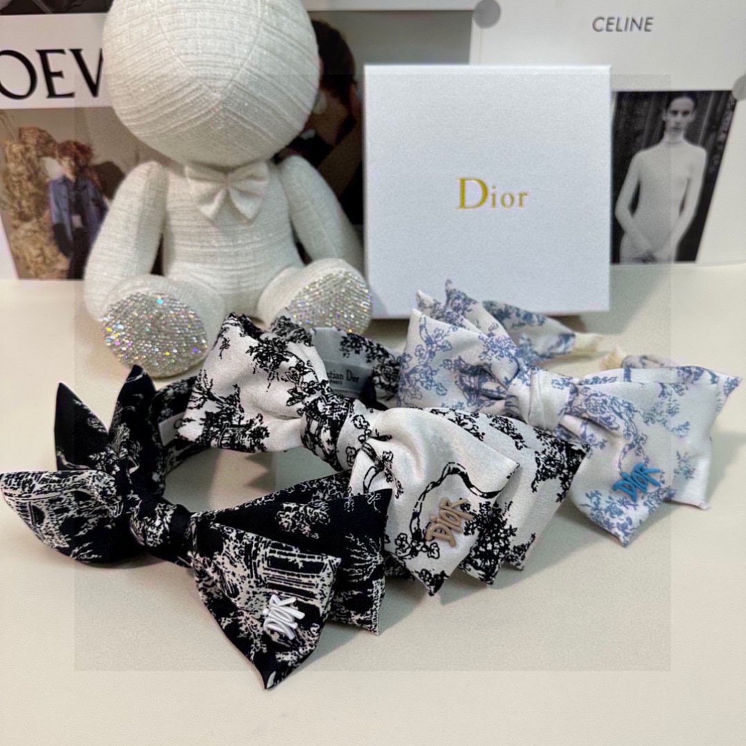 Toile de Jouy Bow Headband – Black & White Satin with Dior-Inspired Detail - 图片 5