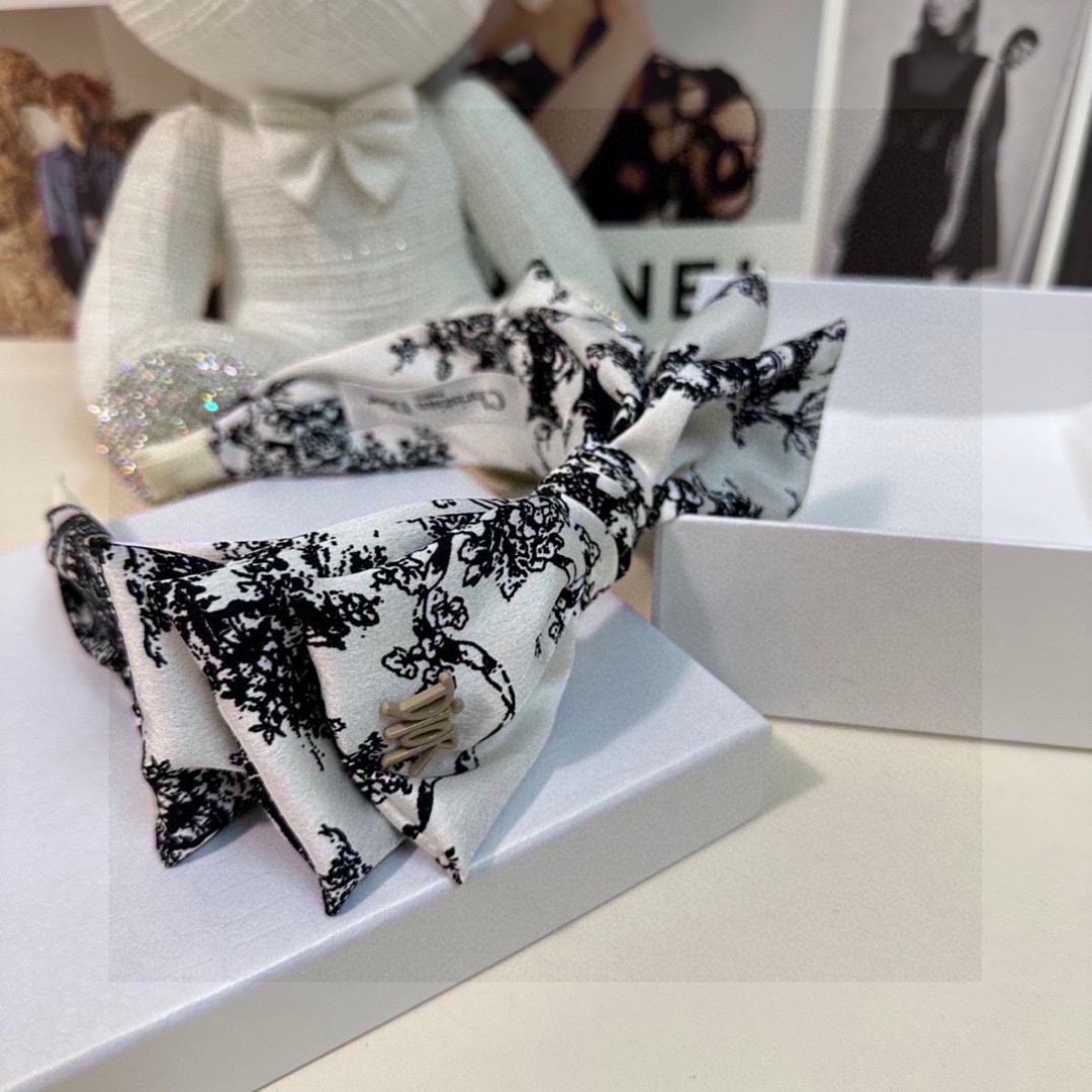 Toile de Jouy Bow Headband – Black & White Satin with Dior-Inspired Detail - 图片 9