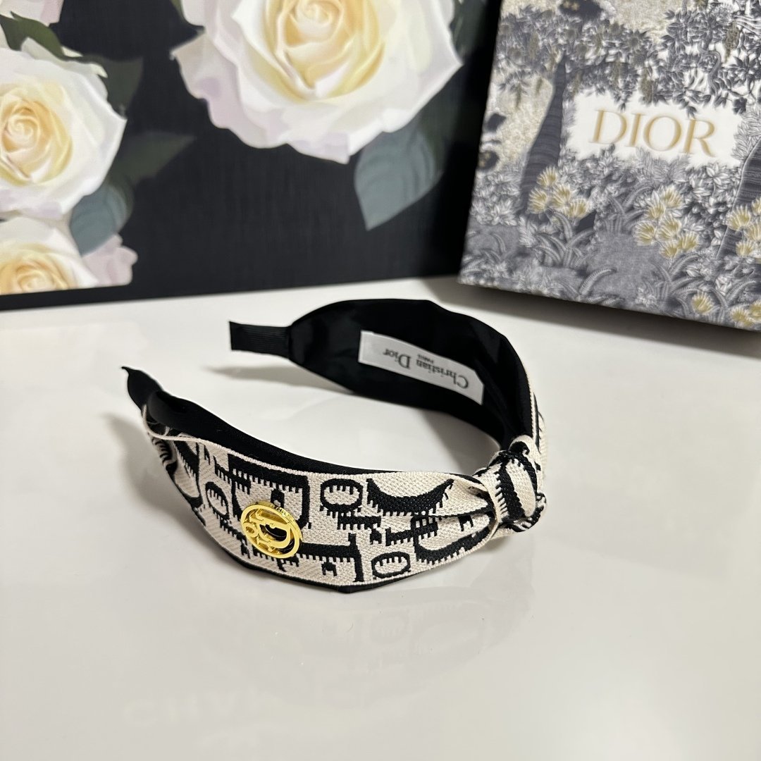 Dior-Inspired Monogram Headband – Embroidered Logo Design with Gold Accent - 图片 3