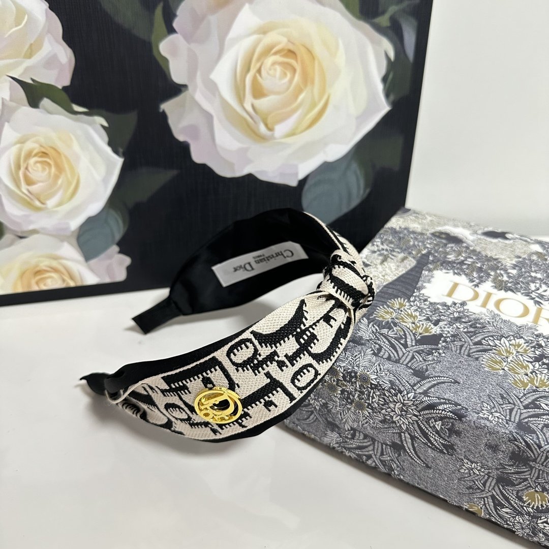 Dior-Inspired Monogram Headband – Embroidered Logo Design with Gold Accent - 图片 5