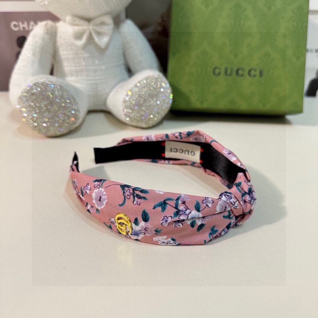 Pink Floral Padded Headband – Custom Fabric with Gold Gucci-Inspired Emblem - 图片 3