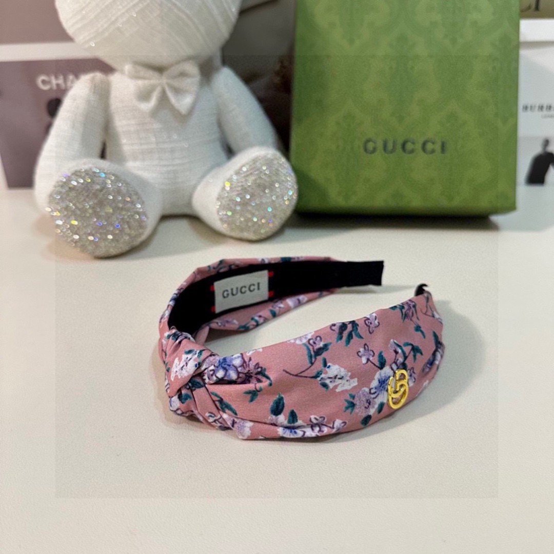 Pink Floral Padded Headband – Custom Fabric with Gold Gucci-Inspired Emblem - 图片 4