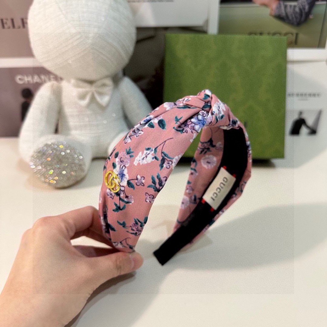 Pink Floral Padded Headband – Custom Fabric with Gold Gucci-Inspired Emblem - 图片 5