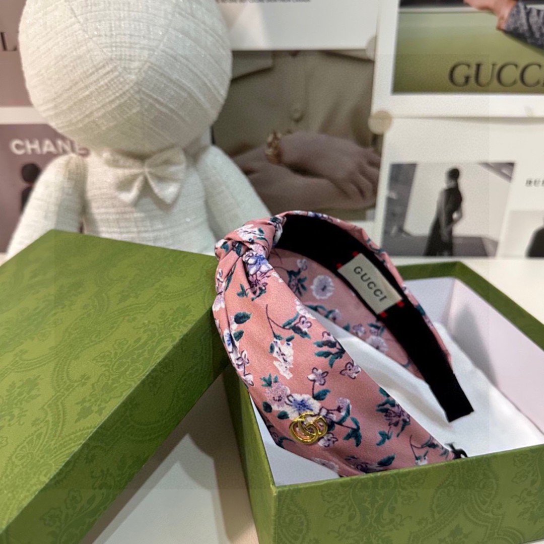 Pink Floral Padded Headband – Custom Fabric with Gold Gucci-Inspired Emblem - 图片 6