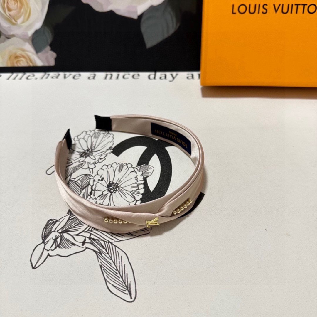Blush Satin Headband with Gold LV-Inspired Detail – Pearled Accent for Refined Femininity - 图片 2