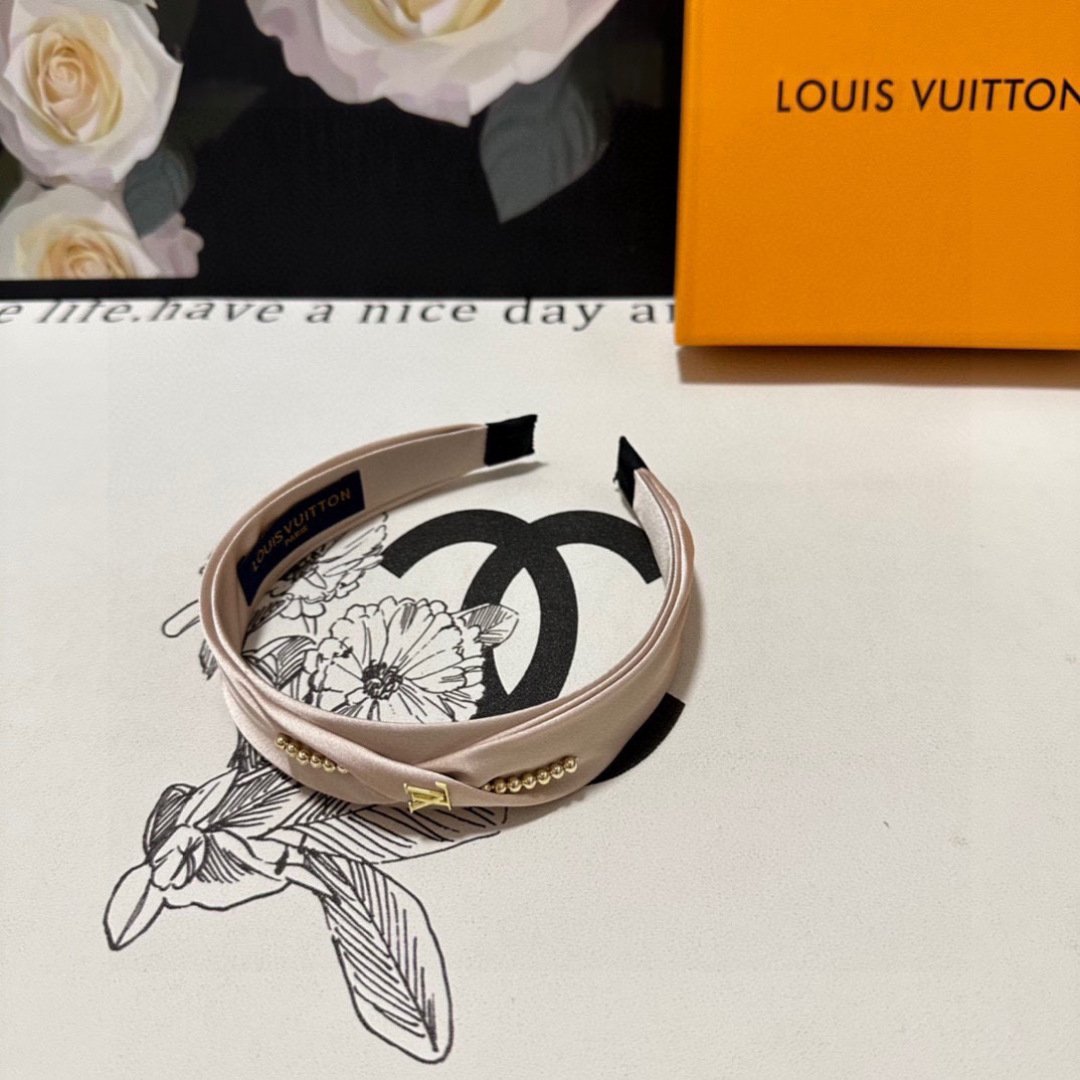 Blush Satin Headband with Gold LV-Inspired Detail – Pearled Accent for Refined Femininity - 图片 4