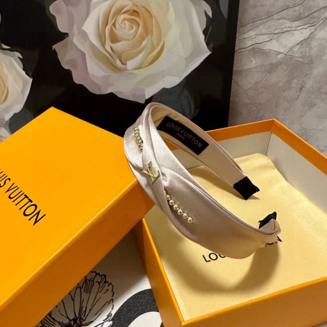 Blush Satin Headband with Gold LV-Inspired Detail – Pearled Accent for Refined Femininity - 图片 6