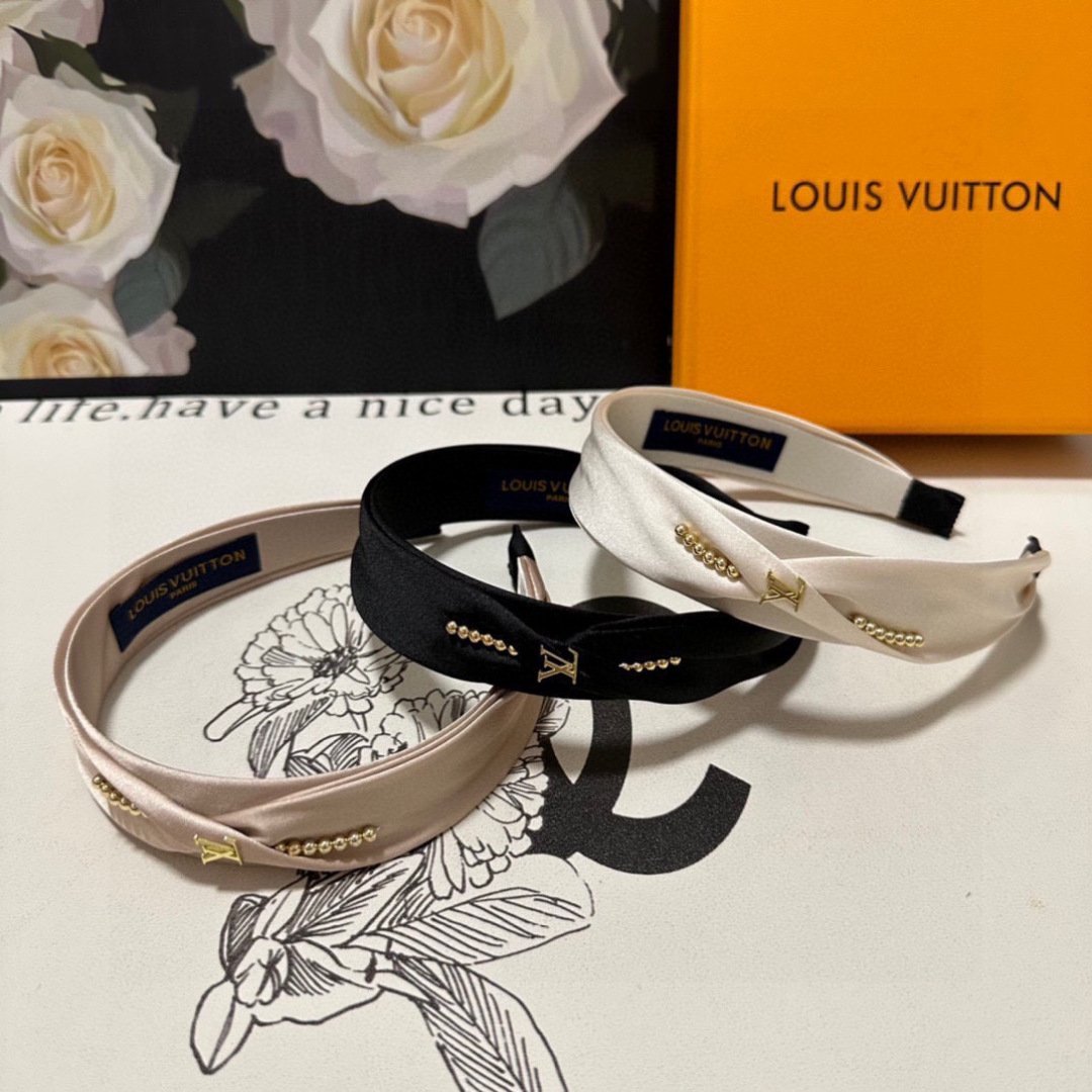 Blush Satin Headband with Gold LV-Inspired Detail – Pearled Accent for Refined Femininity - 图片 9