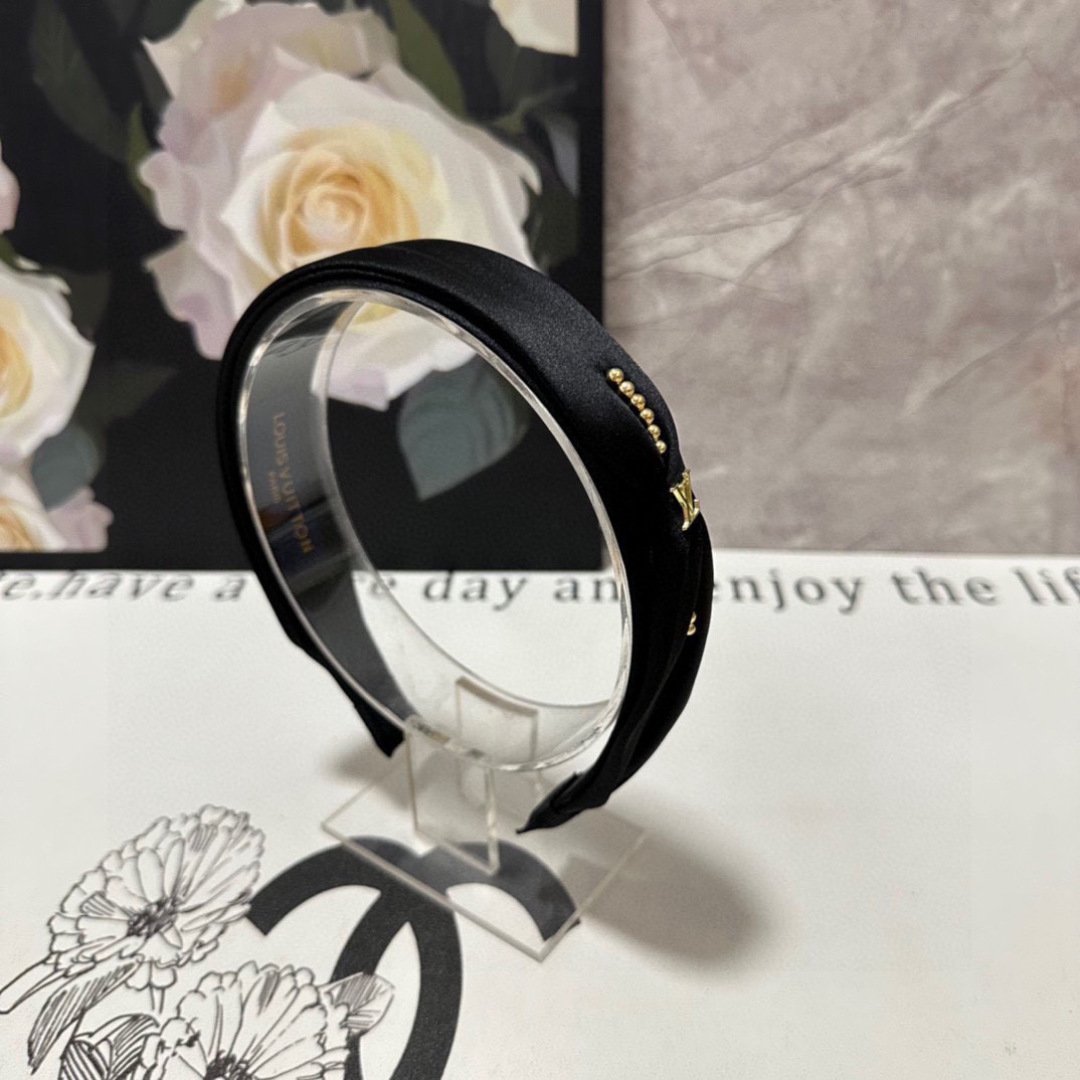 Black Satin Headband with Gold LV-Inspired Detail – Timeless Elegance for Day-to-Evening Style - 图片 2