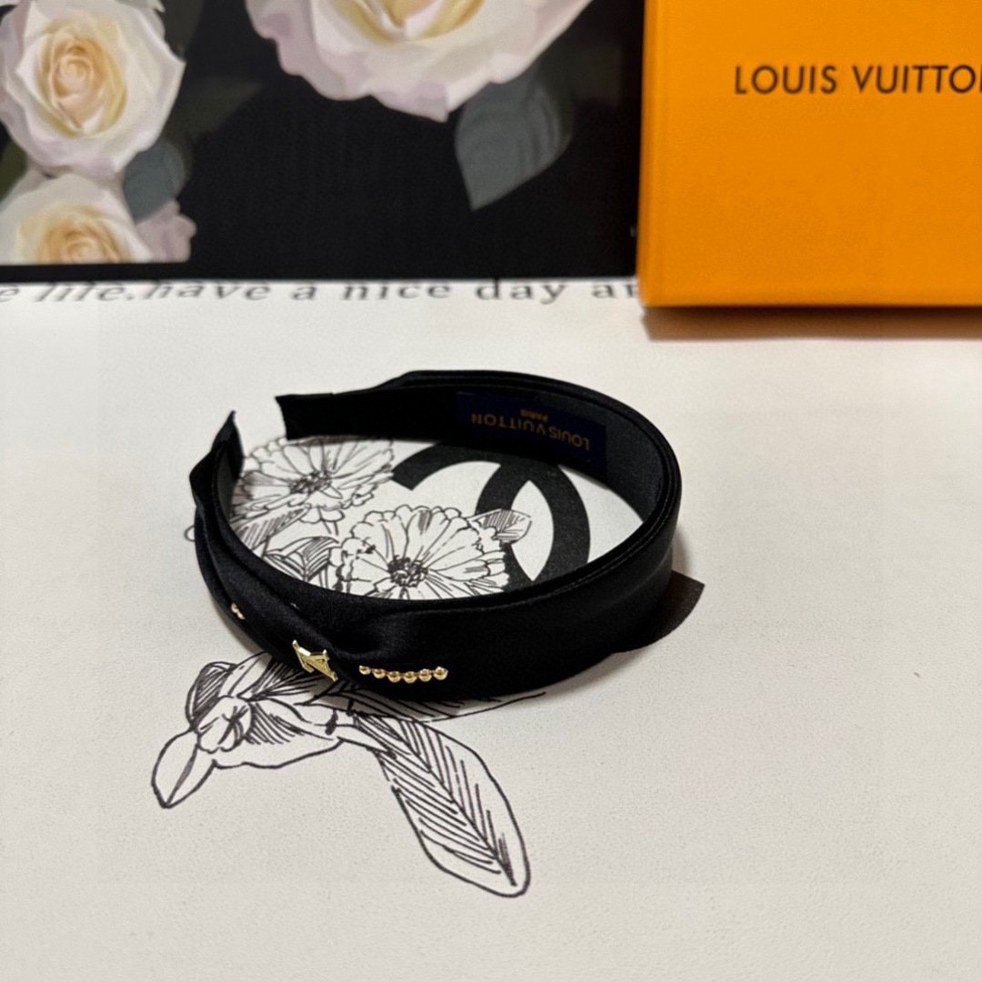 Black Satin Headband with Gold LV-Inspired Detail – Timeless Elegance for Day-to-Evening Style - 图片 3