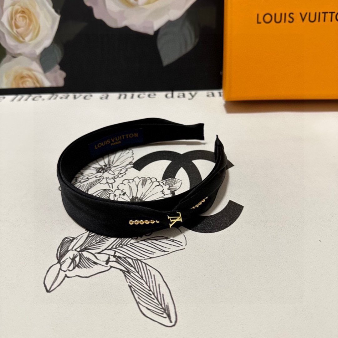 Black Satin Headband with Gold LV-Inspired Detail – Timeless Elegance for Day-to-Evening Style - 图片 4