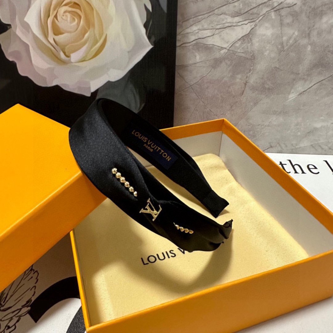 Black Satin Headband with Gold LV-Inspired Detail – Timeless Elegance for Day-to-Evening Style - 图片 5