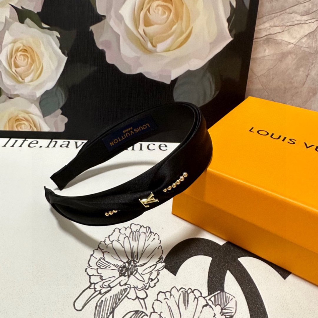 Black Satin Headband with Gold LV-Inspired Detail – Timeless Elegance for Day-to-Evening Style - 图片 7