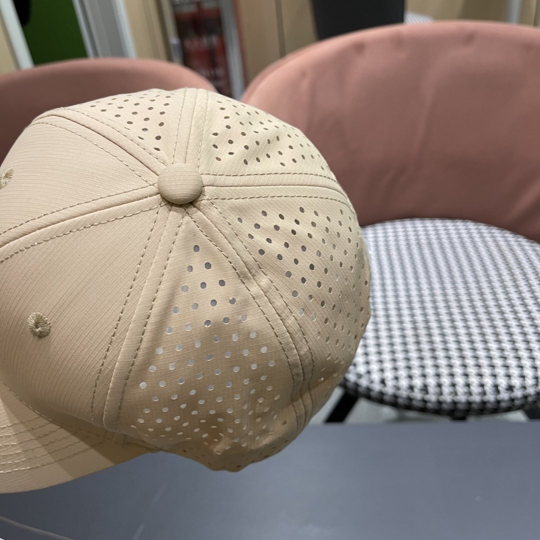 CHANEL 2025 Beige Breathable Baseball Cap with Triangular Logo - 图片 9