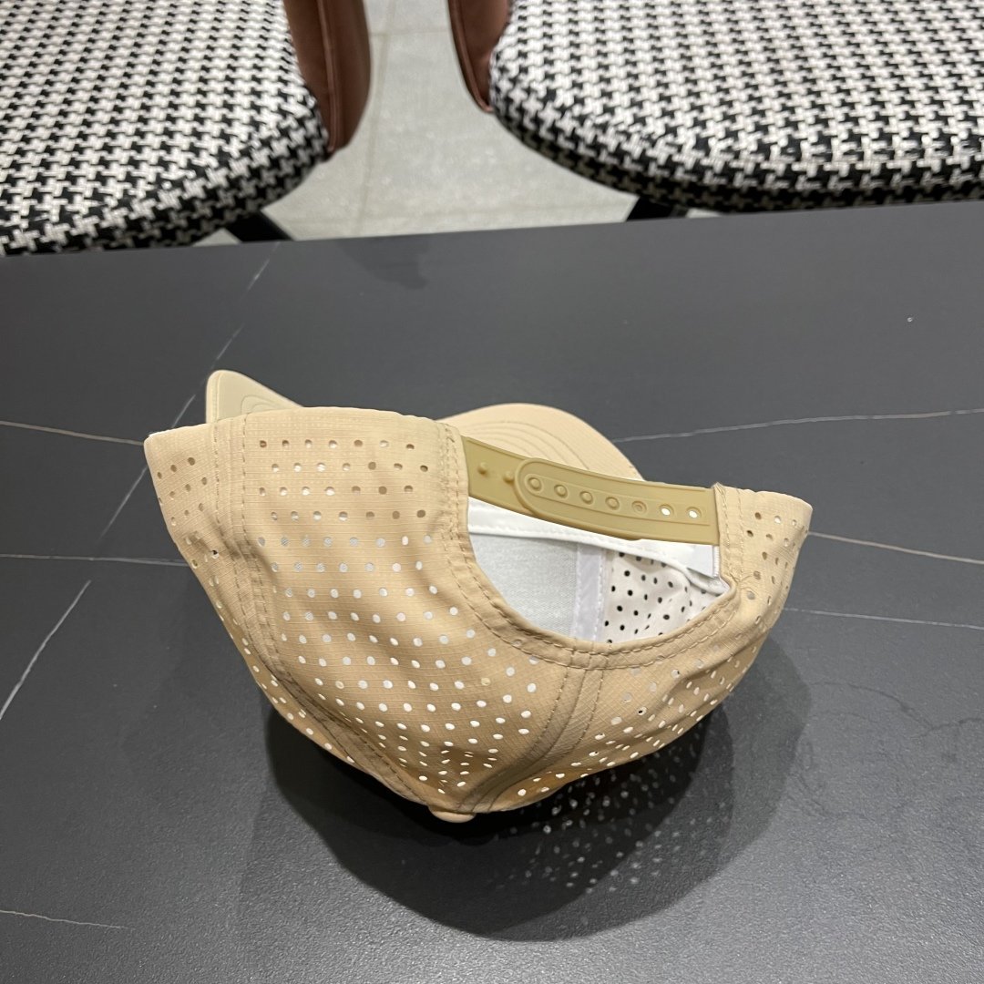 CHANEL 2025 Beige Breathable Baseball Cap with Triangular Logo - 图片 11