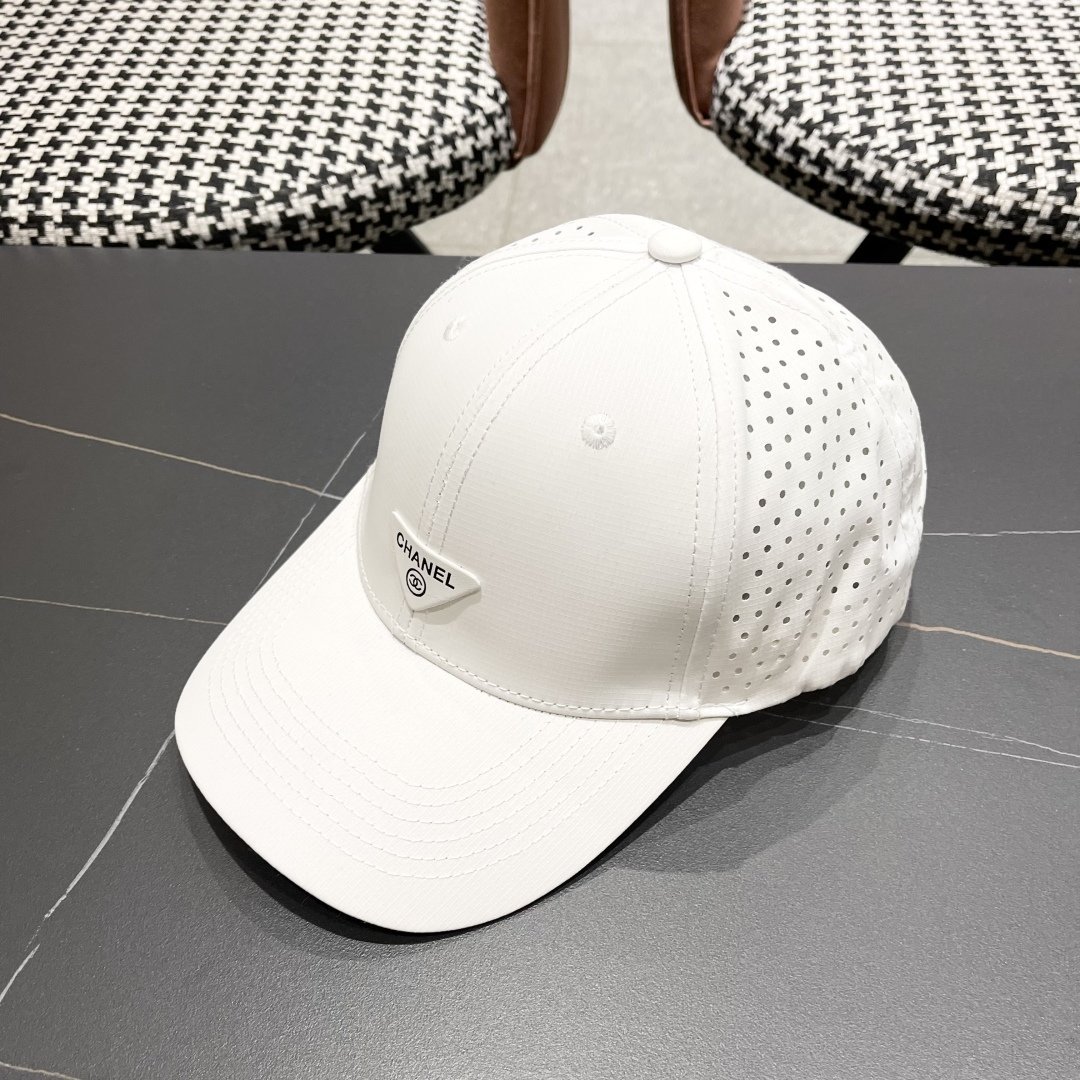 CHANEL 2025 White Airflow Baseball Cap with Triangular Logo Badge - 图片 2