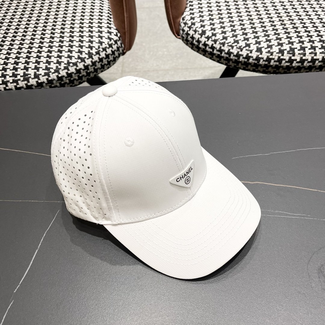 CHANEL 2025 White Airflow Baseball Cap with Triangular Logo Badge - 图片 3
