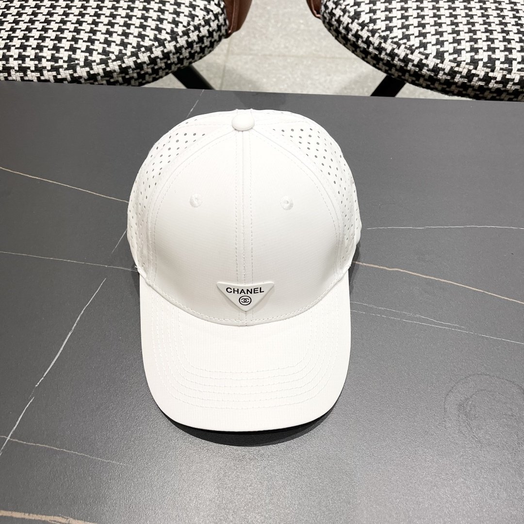 CHANEL 2025 White Airflow Baseball Cap with Triangular Logo Badge - 图片 4