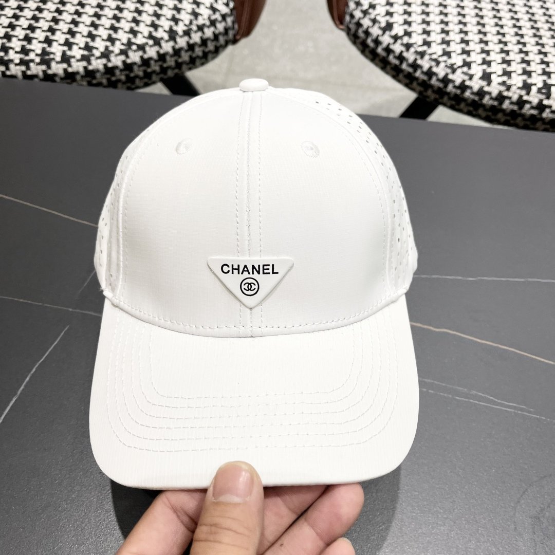 CHANEL 2025 White Airflow Baseball Cap with Triangular Logo Badge - 图片 5