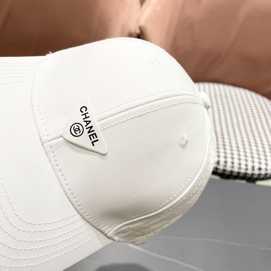 CHANEL 2025 White Airflow Baseball Cap with Triangular Logo Badge - 图片 8