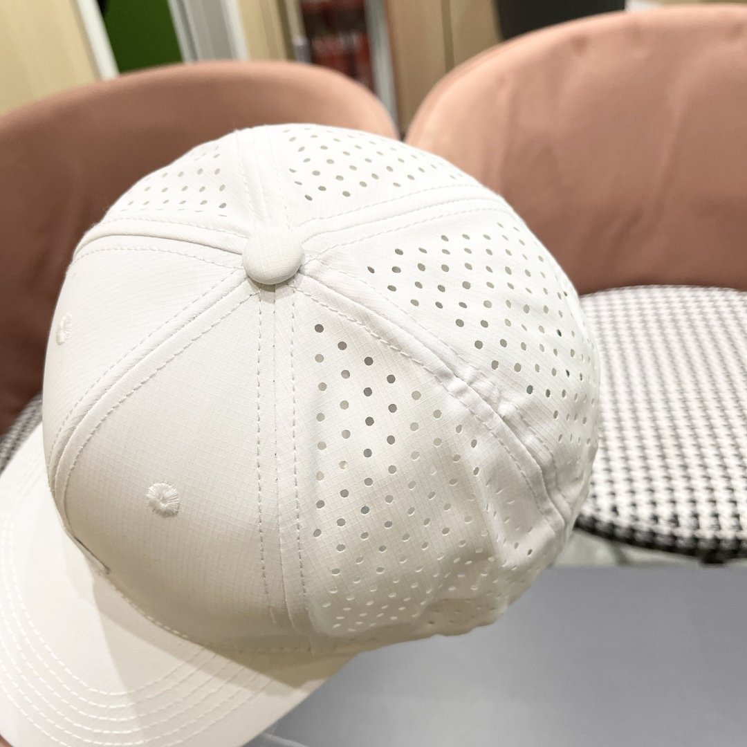 CHANEL 2025 White Airflow Baseball Cap with Triangular Logo Badge - 图片 9