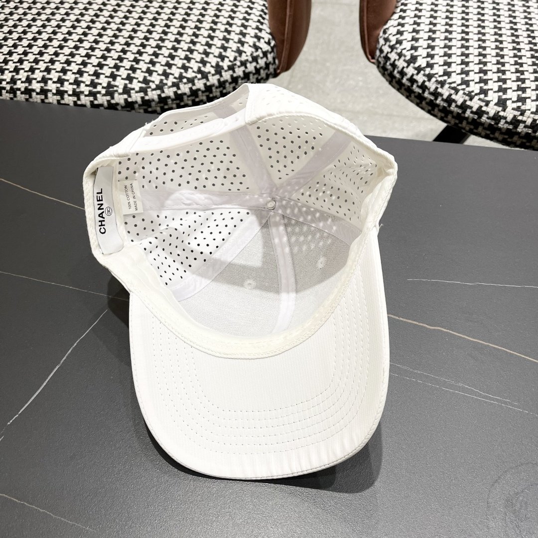 CHANEL 2025 White Airflow Baseball Cap with Triangular Logo Badge - 图片 10