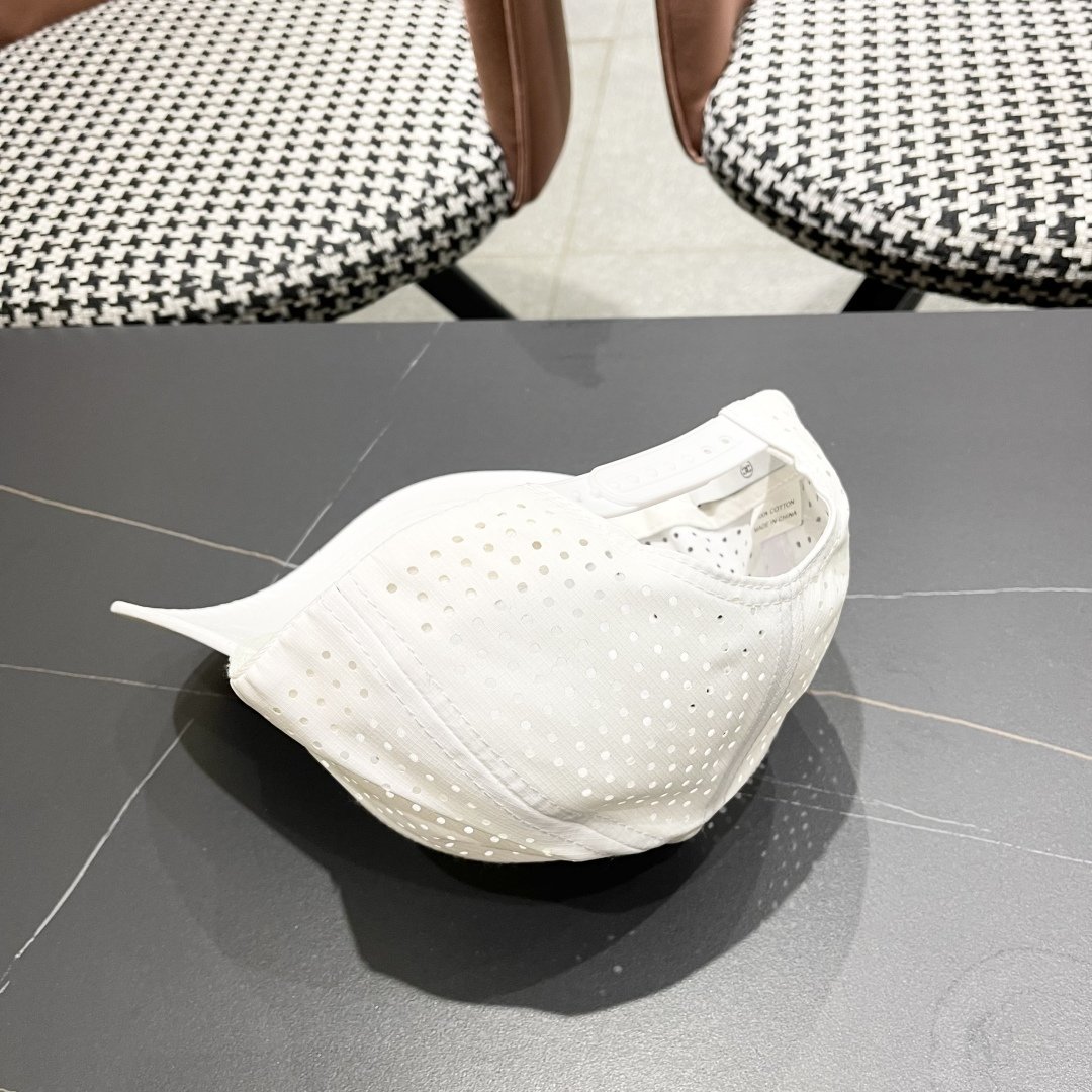CHANEL 2025 White Airflow Baseball Cap with Triangular Logo Badge - 图片 11