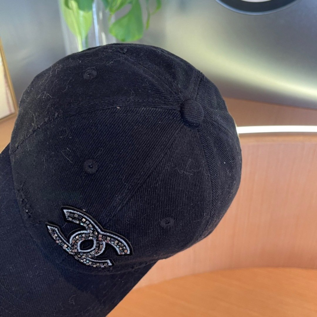 CHANEL Distressed Black Cotton Cap with Crystal CC Emblem - 图片 5
