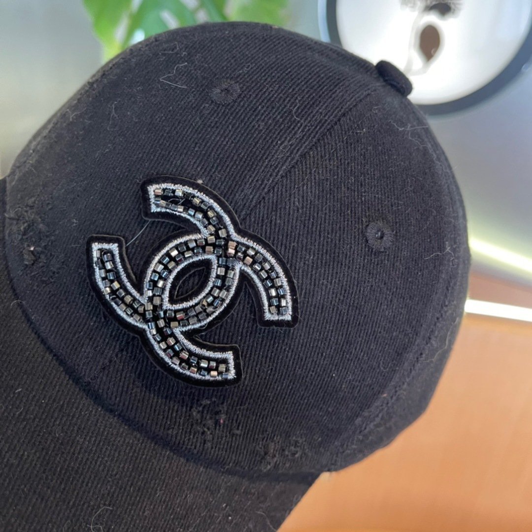 CHANEL Distressed Black Cotton Cap with Crystal CC Emblem - 图片 6